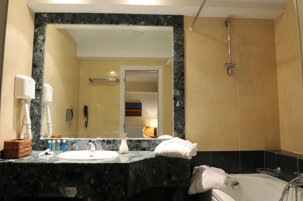 Hotel Ithea 4*